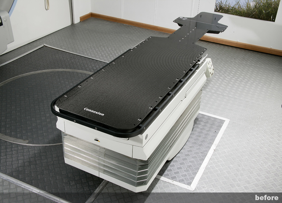 Elekta Connexion before retouching with untidy floor and background